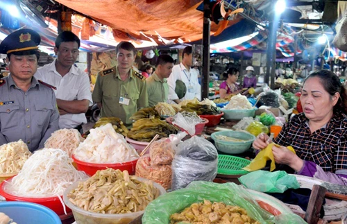 "Chủ tịch phường phải đi kiểm tra ATTP, không được đút chân gầm bàn"