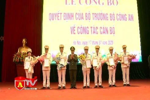 Công bố quyết định bổ nhiệm, điều động 7 chỉ huy cấp phòng và quận, huyện