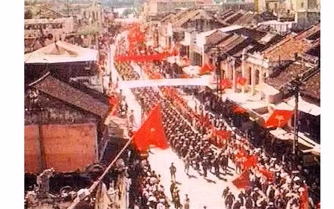 [ẢNH} Không khí của Hà Nội những ngày cờ hoa cách đây 65 năm