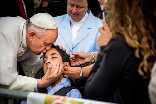 Giáo hoàng dừng xe, hôn lên trán cậu bé khuyết tật
