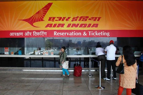 Tiếp viên quá béo bị ngừng bay