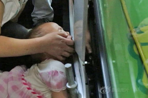 Trung Quốc: Bé gái 3 tuổi kẹt tay vào thang cuốn