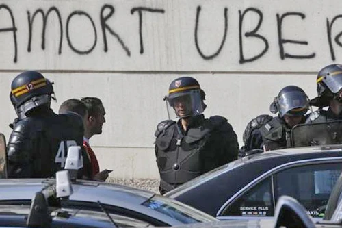 Tòa án Tối cao Pháp cấm dịch vụ taxi Uber giá rẻ
