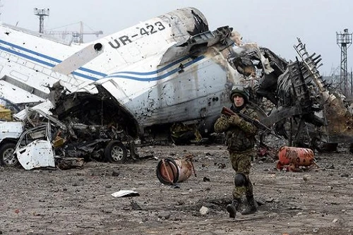 Gần 400 lính Ukraine bị chôn vùi tại sân bay Donetsk?