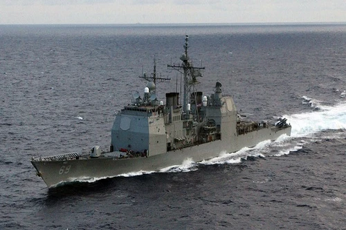 Su-30 Nga quần thảo trên đầu tàu chiến Mỹ