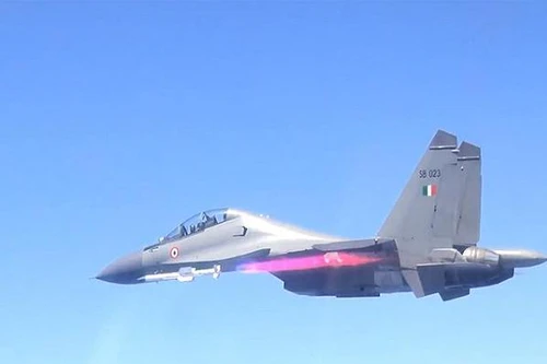 Ấn Độ phóng thử thành công tên lửa đối không tầm xa Astra