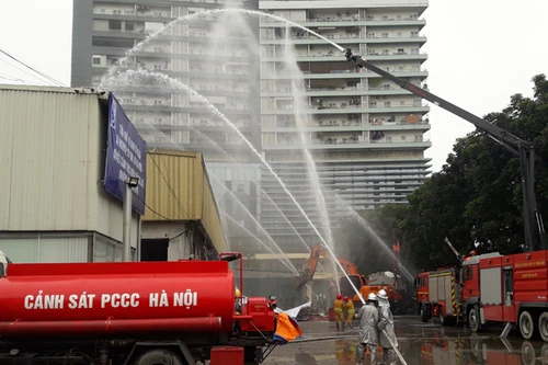 Hàng trăm công nhân tham gia diễn tập cứu nạn, cứu hộ đám cháy tại kho xưởng