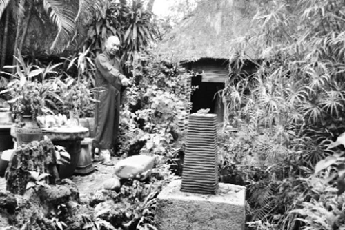 Hòn đá khiến nhiều người sờ vào bị “giật như điện“