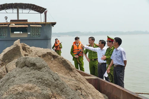 Một ngày bắt 2 vụ, 4 tàu khai thác cát trái phép