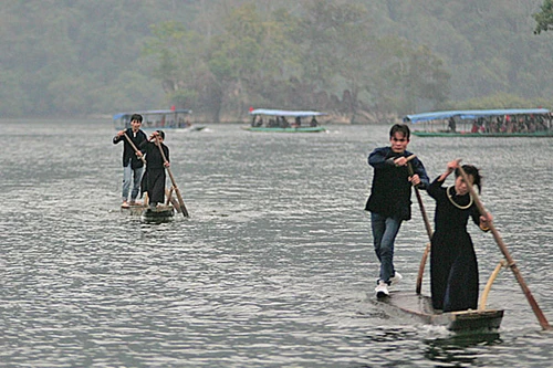 Đua thuyền độc mộc trên Ba Bể