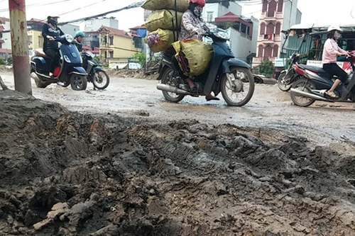 Nguy cơ tai nạn trên con đường “ổ voi”