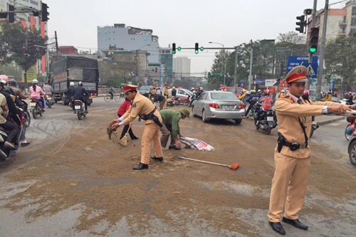 Dầu tràn ra đường, CSGT khẩn trương quét dọn