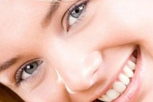 Răng trắng bóng nhờ thực phẩm đơn giản