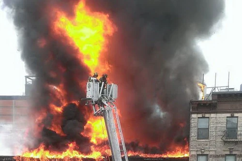 Nổ lớn làm sập 2 tòa nhà ở New York