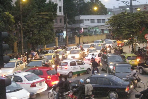 Đề xuất tăng lệ phí đăng ký ô tô gấp 5 lần: Khó giảm được phương tiện cá nhân?