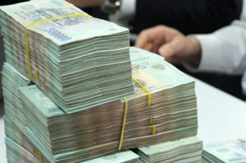 Lãi suất giảm, tiền vẫn vào ngân hàng