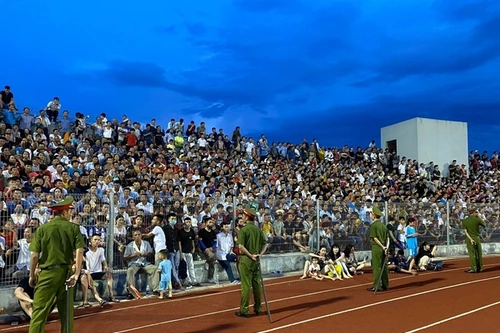 [ẢNH] Sân Hà Tĩnh quá tải trong ngày Quang Hải, Hùng Dũng xuất hiện