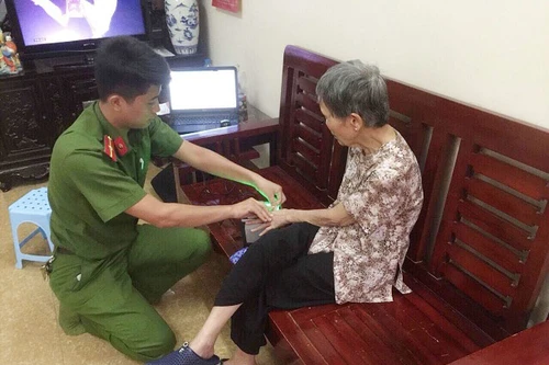 Tuổi trẻ Công an Hà Nội giải quyết các thủ tục hành chính trong ngày Chủ nhật