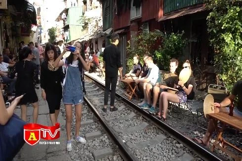 Bất chấp rủi ro, nguy hiểm, nhiều du khách chụp ảnh trên đường tàu