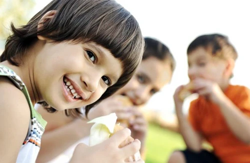 Cha mẹ giúp trẻ hạnh phúc