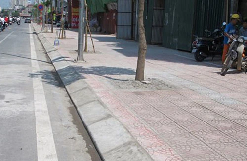 Không dùng tiền ngân sách sửa vỉa hè bị hỏng
