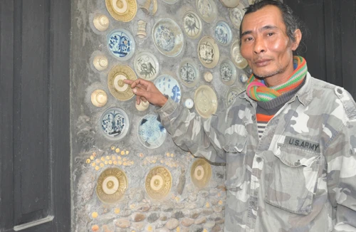 Lão nông nghèo cắm sổ đỏ mua 9.000 đồ cổ gắn lên tường nhà