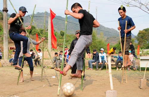 Đấu bóng trên những đôi chân “tre”