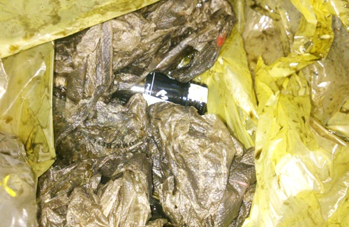 Bắt 2 đối tượng ném chất bẩn vào hiệu vàng