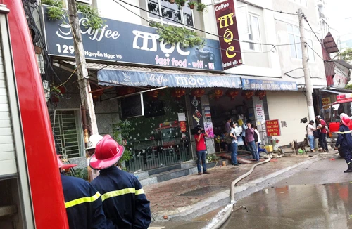 Cháy quán cà phê khi đang mất điện