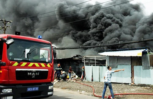 Cháy bãi giữ xe, ai có trách nhiệm đền bù, ai phải chịu trách nhiệm hình sự?