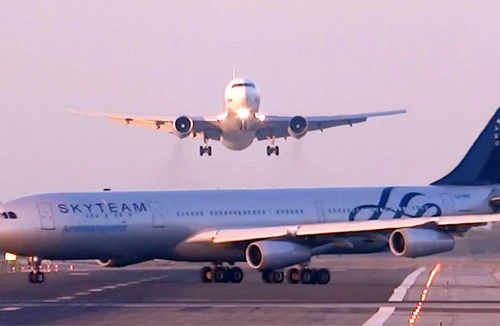 Hai máy bay suýt đâm nhau trên đường băng