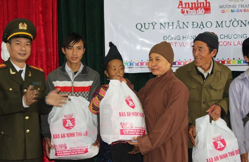 Mang Tết đến người nghèo