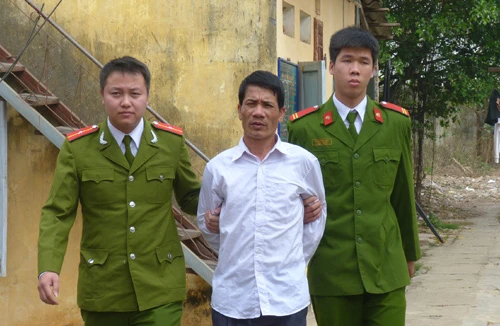 Siết cổ, đập đầu cụ bà 85 tuổi, cướp khuyên tai vàng