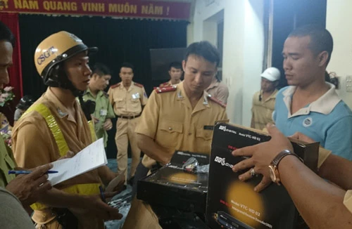 “Xé lẻ” hàng lậu để vận chuyển 