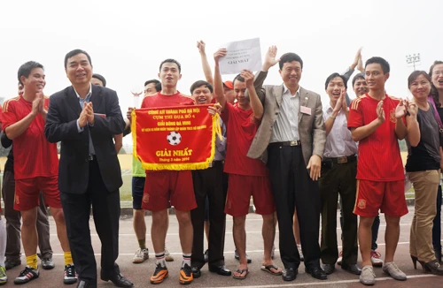 Phòng Viễn thông tin học vô địch