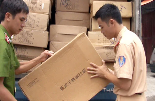 Giữ 2 xe tải chở thiết bị điện tử, hàng gia dụng nhập lậu