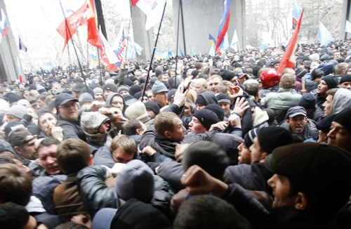 Ukraine: Trụ sở chính quyền ở Crimea bị chiếm giữ