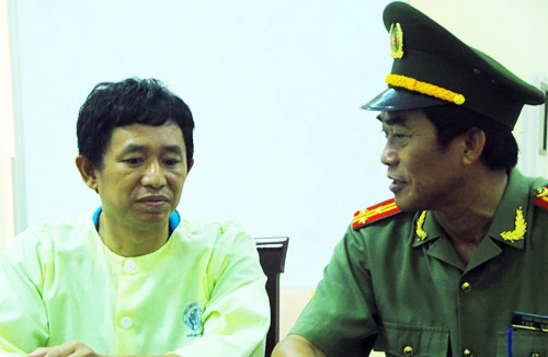 Thăm hỏi y sĩ hải quân có con bị bệnh hiểm nghèo