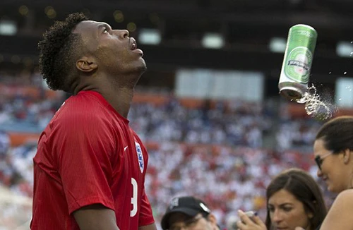 Tiền đạo ĐT Anh bị ném cả lon bia vào người