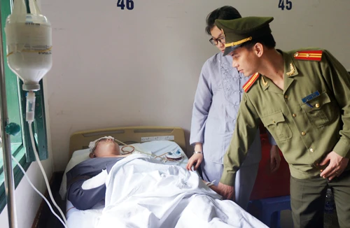 Thăm hỏi hai cán bộ CSGT bị thương khi làm nhiệm vụ