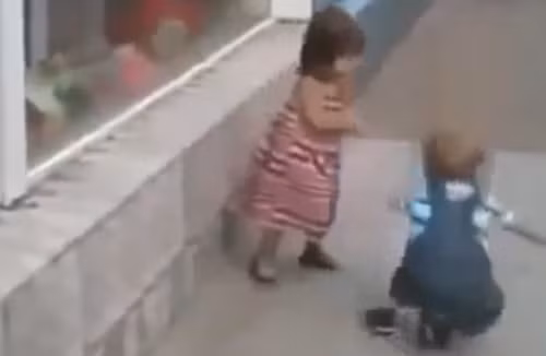 Video lạ: Cậu bé kiên trì áp sát "bạn gái" xin "mi" một cái