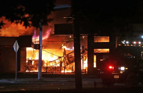 FBI làm rõ vụ cảnh sát bắn chết thanh niên da màu