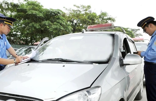 Taxi ngoại tỉnh ồ ạt đổ về Thủ đô