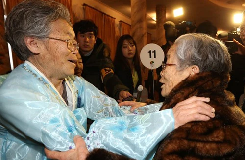 Xúc động cuộc đoàn tụ sau 60 năm