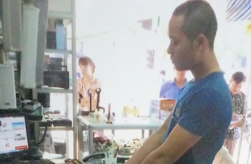 Gí dao, nhốt chủ cửa hàng vào nhà vệ sinh để cướp