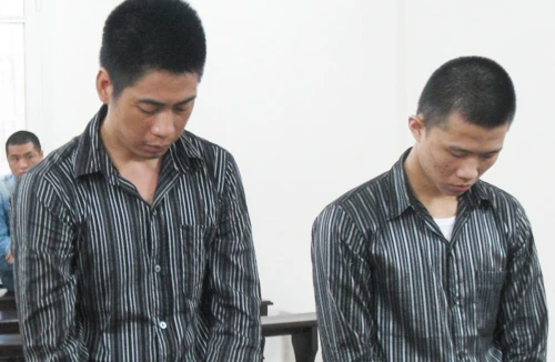 Tên cướp cắn vào chỗ “hiểm” cô gái, rồi phạm tội đến cùng