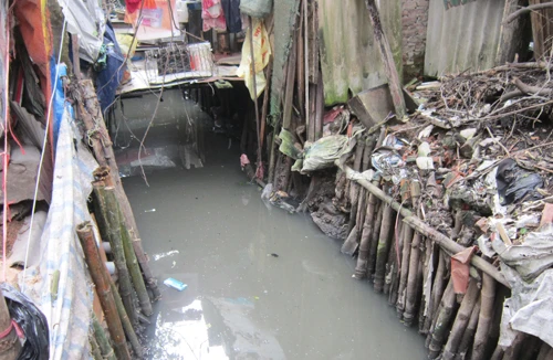 Sống chung với “bể phốt” lộ thiên