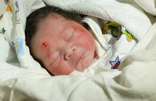 Mẹ tử vong vì tai nạn, con vẫn chào đời