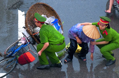 Các đồng chí là người bạn của dân