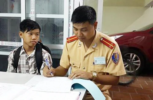 Cháu bé đi lạc hơn trăm cây số được CSGT giúp đỡ